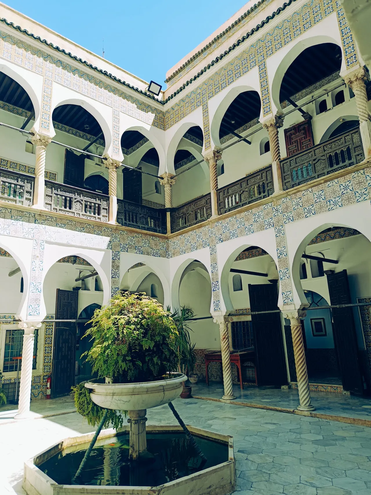 Patio à arcades et fontaine d'un palais ottoman d'Alger