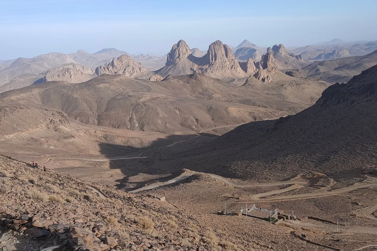 Les aiguilles de l'Atakor vues depuis l'Assekrem, la piste et le refuge en contrebas