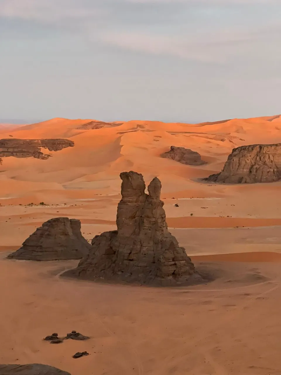 Pitons de grès au milieu des dunes orangées de la Tadrart