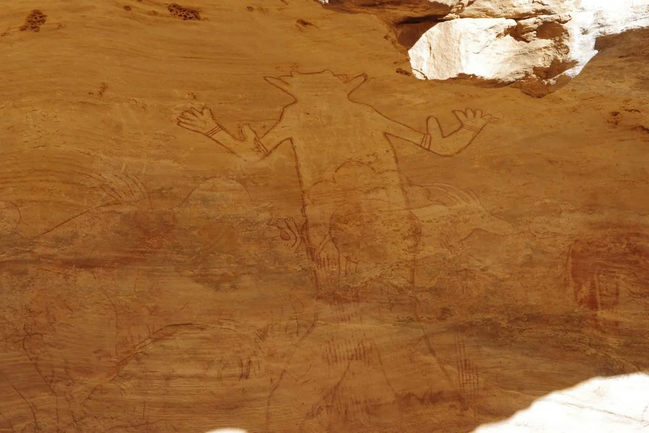 Figure humaine aux bras levés et aux mains ouvertes, art rupestre du Tassili