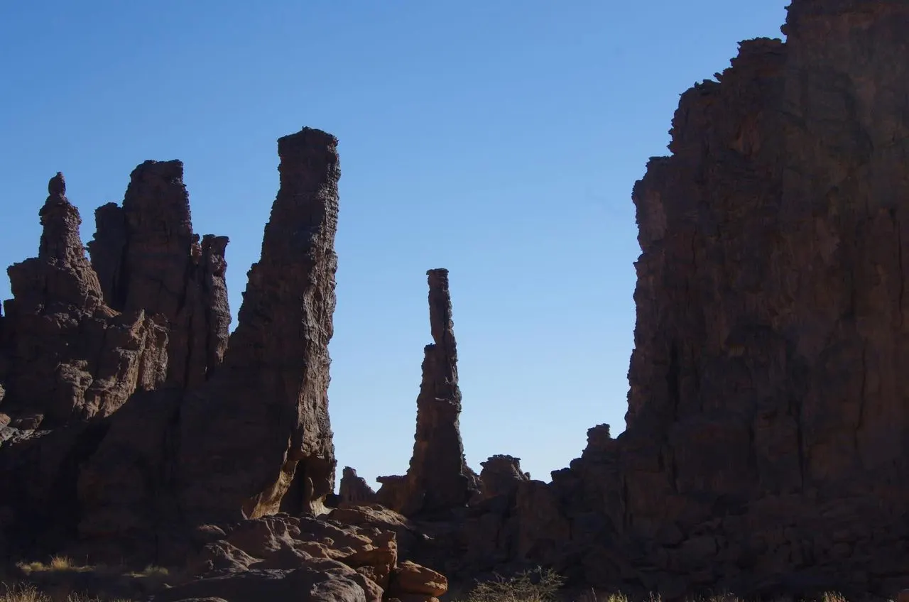 Aiguilles de grès en contre-jour sur le plateau du Tassili
